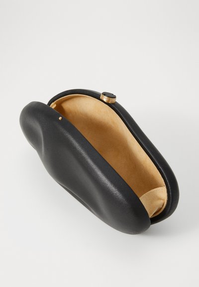 Musta nahkakotelo, jossa on sileä pinta, pyöreä muoto ja vaaleanbeige nappa sisus, varustettuna pienellä metallilukolla.