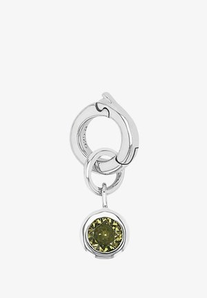 Collar de plata con una cadena delicada, que presenta un colgante en forma de corazón y un pequeño acento de piedra preciosa verde. Diseño minimalista, textura suave.
