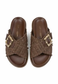 Brune slip-on sandaler med vævet tekstur på overdelen og et stort guld firkantet spænde som accent. Glat brun indersål og letvægtsdesign.