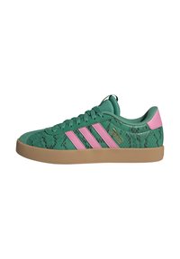 Sneaker verde con stampa a serpente, righe rosa, tomaia texture e suola in gomma. Presenta lacci piatti e collo imbottito.