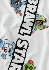 Bela tkanina z risanimi junaki v živih barvah, vključno z robotom in dvema figurama, s poudarjenim besedilom "BRAWL STARS" čez celotno zasnovo.