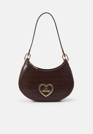 Mørkebrun skuldertaske med krokodilletekstur og guldfarvet hjerteformet emblem med teksten "Love Moschino" samt tynd enkeltrem.