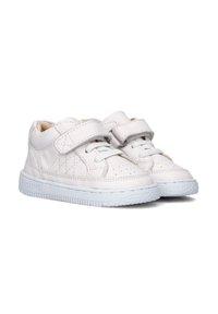 Witte leren sneakers met een laag ontwerp, voorzien van dubbele klittenbandsluitingen, geperforeerde neus en gestructureerde witte rubberen zolen.
