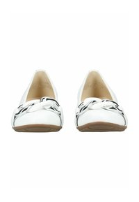 Chaussures plates blanches à bout rond, avec un accent décoratif en chaîne argentée sur le dessus et une semelle en caoutchouc souple de couleur beige.