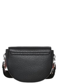Czarna skórzana torebka na ramię o fakturowanej powierzchni, zaokrąglonym kształcie, klapie złożonej na zakładkę, srebrnych okuciach oraz regulowanym pasku.