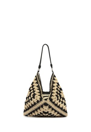 Kvačkana torbica v obliki trikotnika s črno-bež vzorcem šahovnice in eno črno ramensko naramnico.