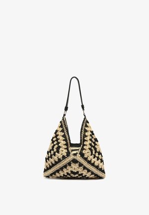 Kvačkana torbica v obliki trikotnika s črno-bež vzorcem šahovnice in eno črno ramensko naramnico.