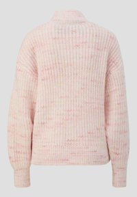 Gebreide trui in zachtroze met subtiele multicolor spikkels. Kenmerken zijn een hoge kraag en een losse pasvorm met geribde boorden en onderrand.