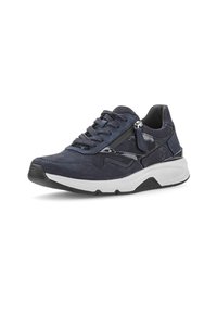 Marineblauwe suede sneaker met textuuraccenten, vetersluiting en een witte middenzool. Bevat een ritsdetail aan de zijkant en een zwarte rubberen zool.