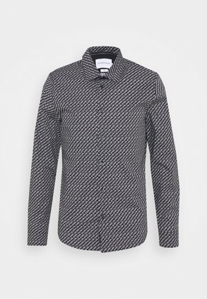 Chemise noire à manches longues boutonnée avec un motif de texte diagonal blanc "Calvin Klein Jeans" sur toute la surface et un col replié.