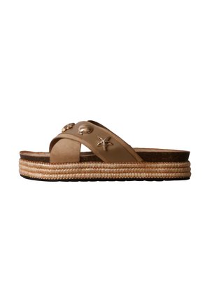 Sandale mule marron avec des brides croisées décorées de coquillages métalliques et d'étoiles de mer, et une épaisse semelle plateforme tissée.