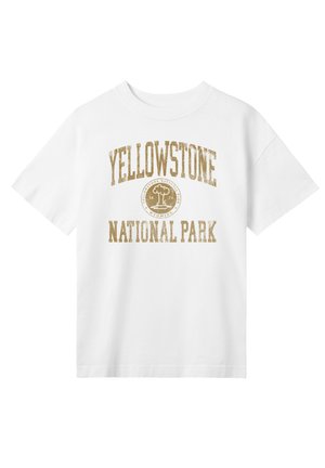 Weißes Baumwoll-T-Shirt mit aufgedrucktem goldfarbenem Text: "YELLOWSTONE NATIONAL PARK" mit einem darunter befindlichen kreisförmigen Emblem, das einen Baum und das Jahr 1872 zeigt.