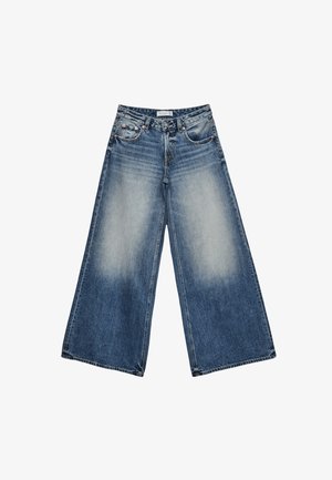 Jeans denim a gamba larga con sfumatura dal blu chiaro al blu scuro, caratterizzati da chiusura frontale con bottone, cinque tasche e dettagli di cucitura.