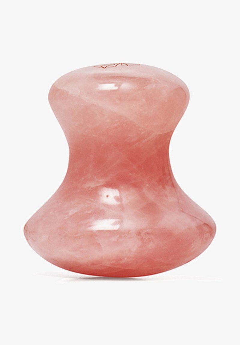 Rozenkwarts massage tool met een glad, afgerond ontwerp; roze kleur met natuurlijke variaties; verbetert de grip met een curvy zandlopervorm.