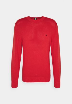 Roter Strickpullover mit rundem Ausschnitt und langen Ärmeln. Verfügt über gerippte Bündchen und Saum sowie ein kleines Logo auf der Brust.