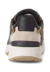 Achteraanzicht van een sneaker met een combinatie van zwart leer, beige suède en mesh details, voorzien van een gewatteerde zool en "rollingsoft" branding.