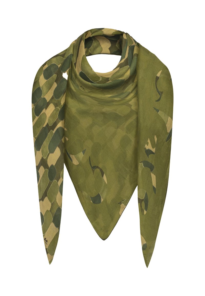 Écharpe à motifs verts présentant des nuances de vert foncé, de vert clair et de beige, en tissu doux ; forme triangulaire avec des extrémités pointues.