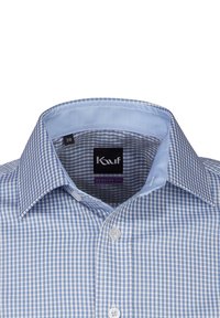 Camicia a quadri blu e bianca con colletto azzurro a contrasto, vestibilità regolare e bottoni bianchi. L'etichetta mostra la taglia 38.