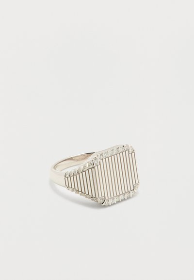 Ασημένιο δαχτυλίδι με γεωμετρική, εξαγωνική επιφάνεια που διαθέτει κάθετες ράβδους και μικρές διάφανες πέτρες κατά μήκος των ακρών πάνω σε λευκό φόντο.
