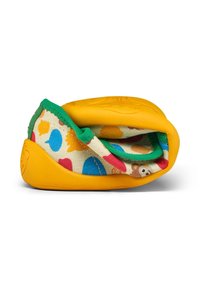 Soletta in gomma gialla morbida con tomaia in tessuto patternizzata che presenta forme di animali colorati e un bordo verde cucito. Forma arrotondata con design flessibile.