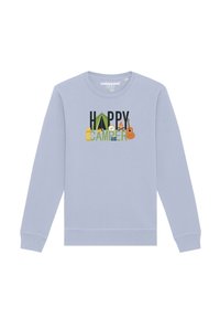 Hellblaue Sweatshirt mit langen Ärmeln, auf dem die Aufschrift "HAPPY CAMPER" und verschiedene Camping-Symbole auf der Vorderseite aufgedruckt sind.
