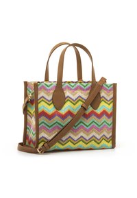 Bolso tote tejido con un patrón de zigzag en colores vibrantes, con acentos de cuero marrón y asas cortas, además de una correa para el hombro desmontable.