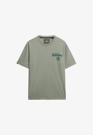 Lichtgroene Superdry t-shirt met korte mouwen en ronde hals, met een donkergroen Superdry-logo en Japanse karakters op de linkerkant van de borst.