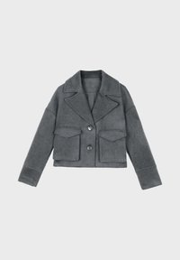 Veste cropped grise en laine douce, avec un col cranté, deux poches avant et deux boutons. Manches longues avec des poignets.