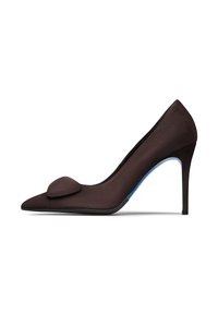 Scarpa con tacco alto in satin marrone, con punta affusolata e dettaglio in tessuto sulla parte anteriore. Presenta un tacco sottile e una suola blu a contrasto.