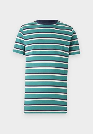 Korte mouwen teal T-shirt met horizontale witte en marineblauwe strepen en een marineblauwe ronde hals, weergegeven tegen een effen witte achtergrond.