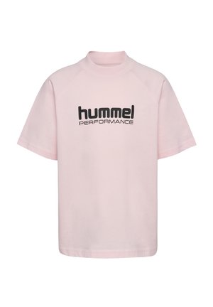 Jasnoróżowa koszulka z krótkim rękawem i wysokim dekoltem, z czarnym nadrukiem "hummel PERFORMANCE" z przodu. Wykonana z miękkiej bawełny.