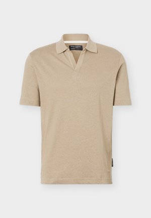Beige Kurzarm-Poloshirt mit offenem Kragen, normaler Passform und einem Webetikett an der Seitennaht.