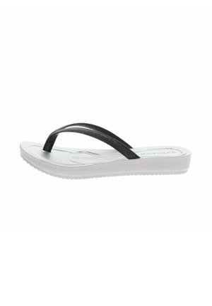 Sandale flip-flop blanche avec une semelle contournée et une bride noire texturée en forme de Y sur un fond blanc uni.