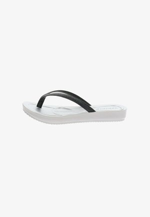 Sandale flip-flop blanche avec une semelle contournée et une bride noire texturée en forme de Y sur un fond blanc uni.