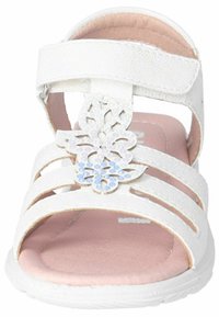 Weißer Sandale mit mehreren Riemen, die ein florales Design mit hellblauen Akzenten aufweist. Weiche rosa Innensohle und strukturierte Riemen.