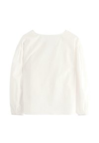 Blusa bianca con collo rotondo, maniche lunghe a sbuffo e polsini elastici. Il tessuto ha una texture morbida e una leggera lucentezza.