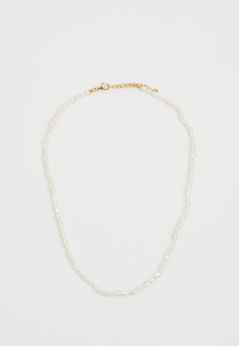 Λευκή ζώνη από μαργαριτάρια με ανώμαλα σχήματα, διακοσμημένη με κλιπ σε χρυσό τόνο και ρυθμιζόμενη αλυσίδα για προσαρμογή μήκους.