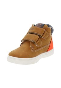 Sneaker alta in suede marrone con due cinturini in Velcro, suola in gomma bianca e un accento arancione sul tallone. Cuffia superiore grigio scuro.