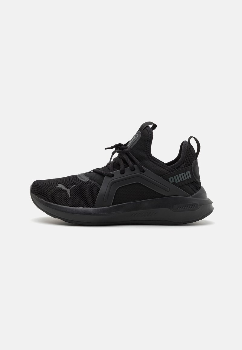 Schwarze Sportschuhe mit einem Netzobermaterial, gepolstertem Schaft, flexibler Sohle und Gummibezügen. Merkmale hervorgehobene Markenkennzeichnung an der Seite und Zunge.