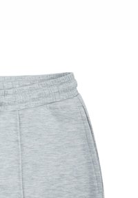 Pantaloni felpati grigi realizzati in un morbido tessuto testurizzato. Presentano una vita elastica e tasche laterali. Il colore è un grigio chiaro uniforme.
