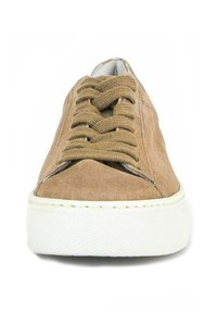 Bruine suède sneaker met een textuur oppervlak, vlakke witte rubberen zool en een klassiek vetersysteem met bijpassende veters.