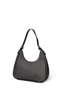 Borsa a mano in tessuto nero con una forma curva, motivo in rilievo e chiusura con zip. Dotata di una tracolla robusta e dettagli metallici.
