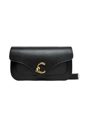 Sort læder clutch taske med buet klap og gyldent sammenflettet C-formet lukke foran i midten.