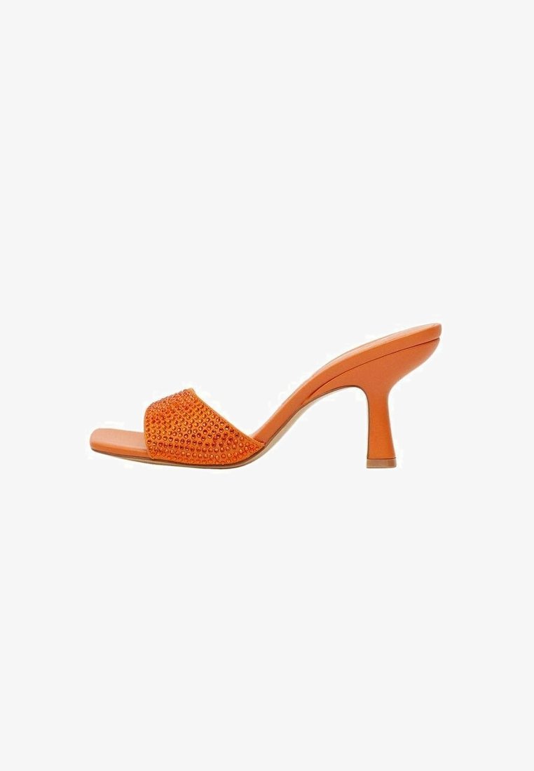 Sandales à talons orange avec une bride texturée ornée de rhinestones, bout ouvert et talon effilé. Matériau lisse avec un design minimaliste.