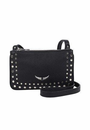 Bolso bandolera negro con textura y tachuelas plateadas en los bordes, con un emblema de ala, cierre de cremallera y una correa ajustable.