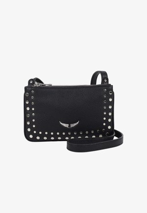 Sac bandoulière noir texturé avec des clous argentés le long des bords et un emblème d'aile, doté d'une fermeture éclair et d'une bandoulière réglable.