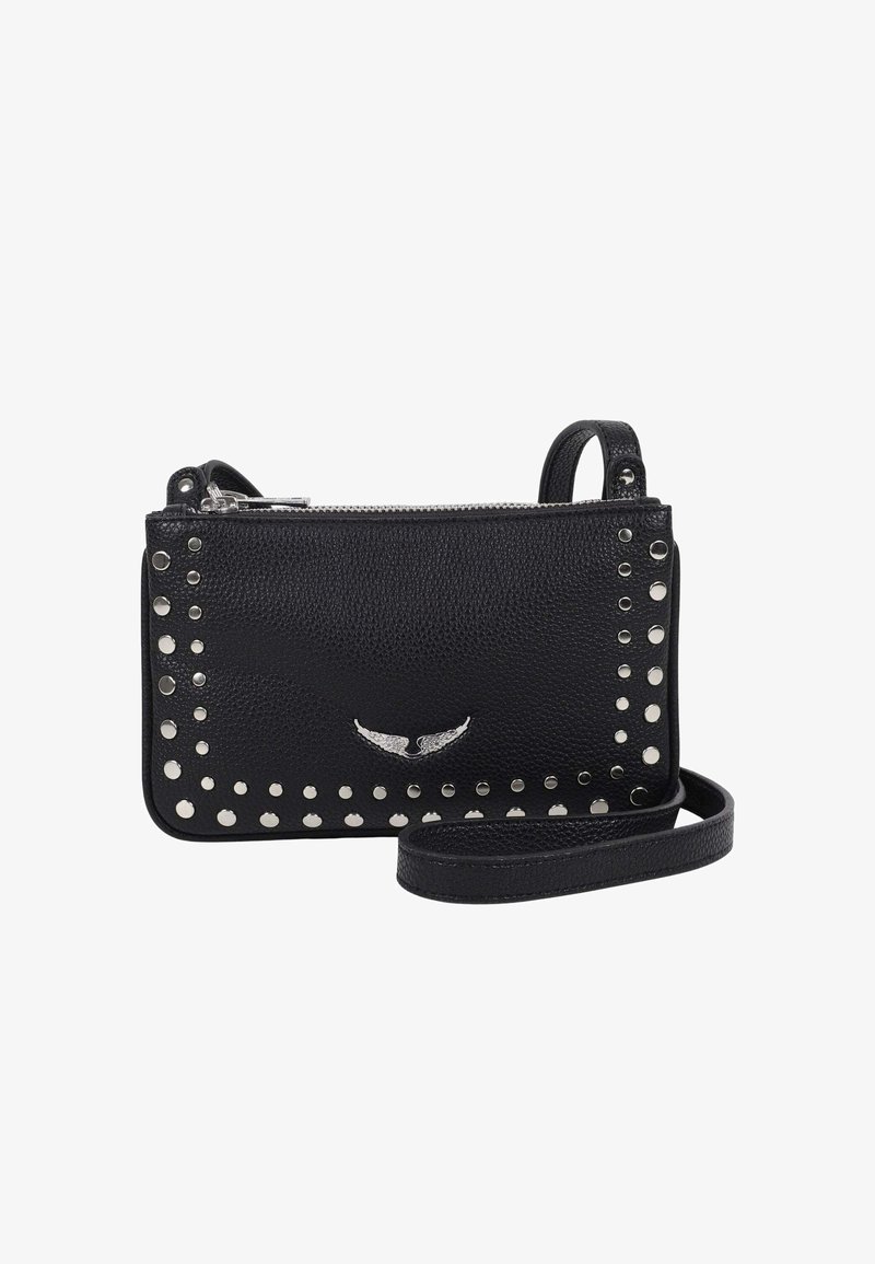 Sac bandoulière noir texturé avec des clous argentés le long des bords et un emblème d'aile, doté d'une fermeture éclair et d'une bandoulière réglable.