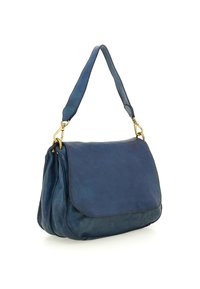 Borsa a spalla in pelle blu scuro con design piatto, una sola tracolla, accessori dorati e lati piegati. Texture liscia senza motivi.
