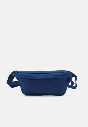 Granatowa nerka Levi's z regulowanym paskiem, główną komorą na zamek i logo Levi's na środku przodu.