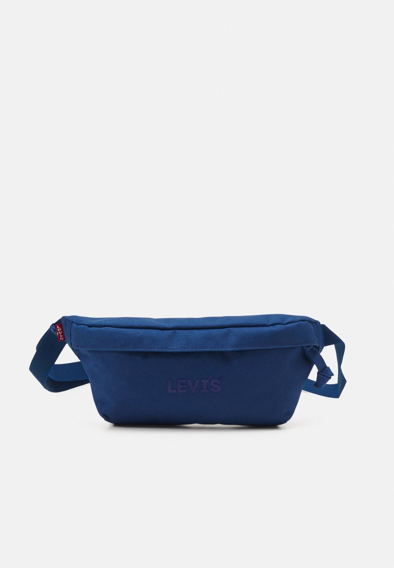 Sac banane Levi's bleu marine avec sangle ajustable, compartiment principal zippé et logo Levi's au centre devant.